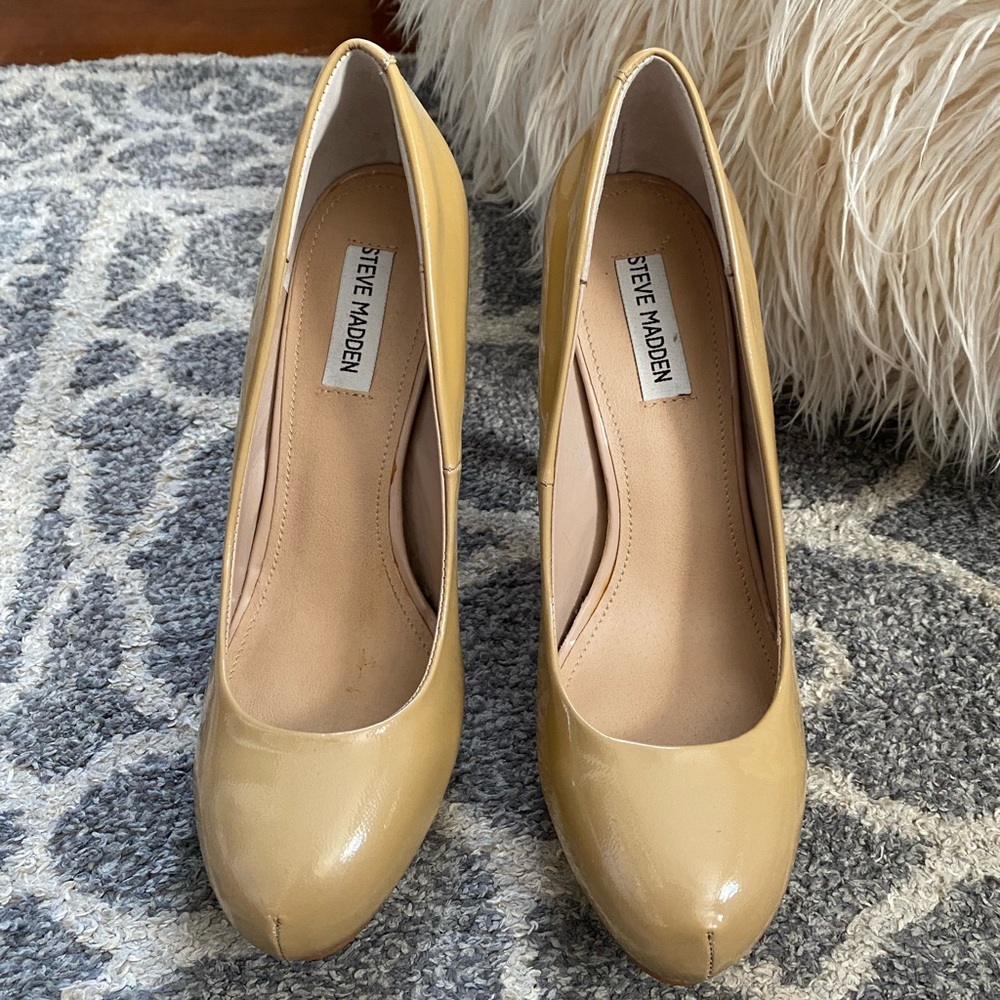 Nude Steve Madden pumps